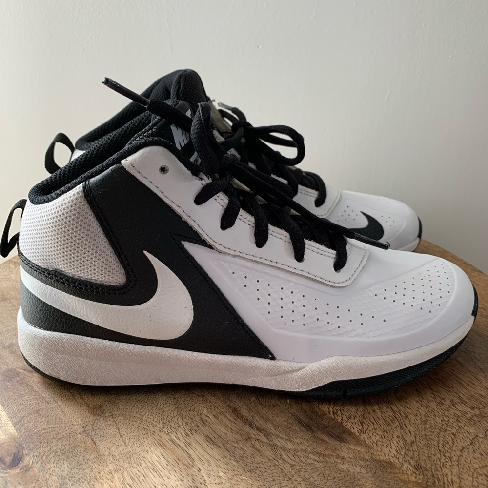 Nike TEAM HUSTLE D7 basketball sneakers